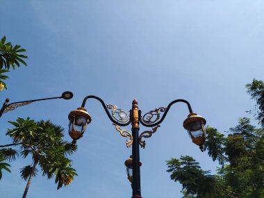 Arka planda mavi gökyüzü olan eski moda ışıklandırma.