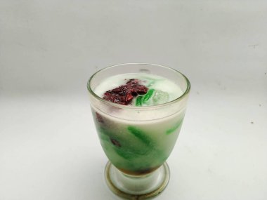 Endonezya 'nın özel içeceği beyaz arka planda siyah glutinous pilav.