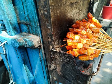 Sate Ipit-ipit ya da yerfıstığı soslu tofu satay.