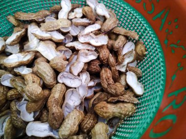 Plastik bir kapta fıstık kabuğu koleksiyonu