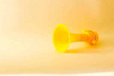 Beyaz arka planda küçük bir trompet