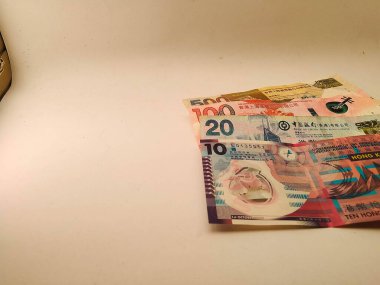 Beyaz arka planda birkaç Hong Kong doları banknot.
