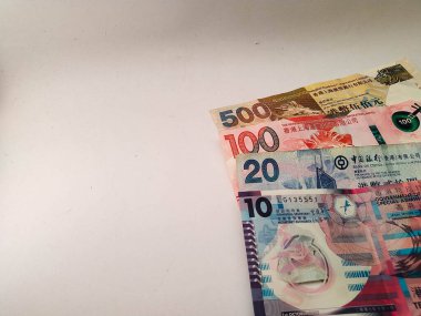 Beyaz arka planda birkaç Hong Kong doları banknot.