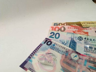 Beyaz arka planda birkaç Hong Kong doları banknot.