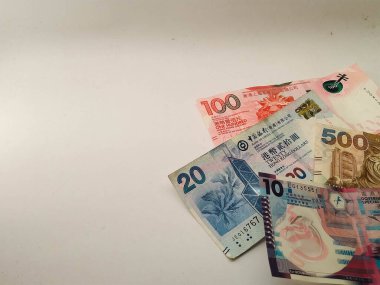 Beyaz arka planda birkaç Hong Kong doları banknot.