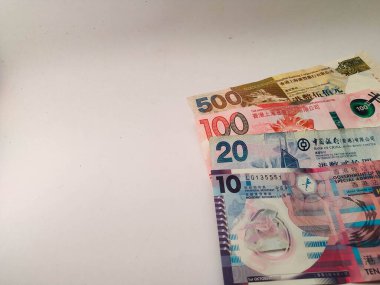 Beyaz arka planda birkaç Hong Kong doları banknot.