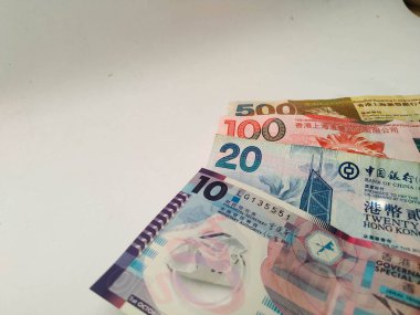 Beyaz arka planda birkaç Hong Kong doları banknot.