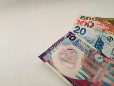 Beyaz arka planda birkaç Hong Kong doları banknot.