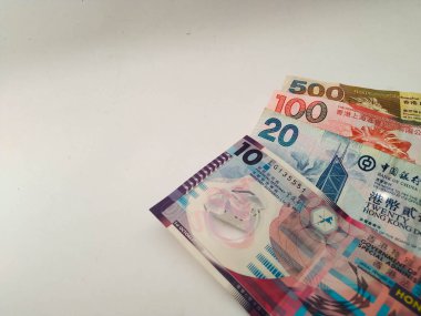 Beyaz arka planda birkaç Hong Kong doları banknot.