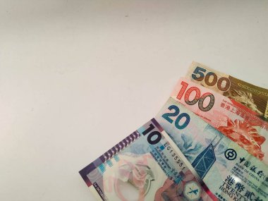 Beyaz arka planda birkaç Hong Kong doları banknot.