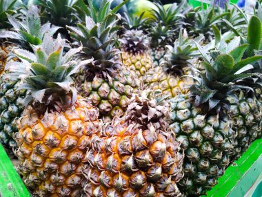 Meyve rafında ananas sıraları