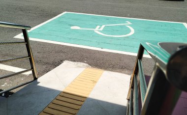 Asfalttaki tekerlekli sandalyeleri kullananlar için imza.
