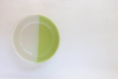 Beyaz arkaplanda boş seramik kase