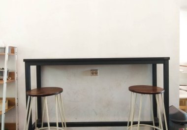 Bir kahve dükkanı için minimalist masa ve sandalye tasarımı.
