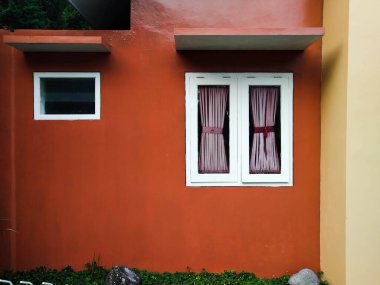 Turuncu duvarlı ev pencerelerinin minimalist görünümü