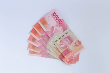 Beyaz arka planda birkaç rupiah banknotları