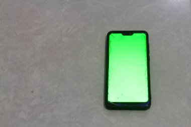 Yeşil ekranlı bir akıllı telefon.