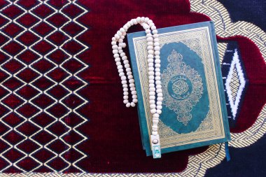 El-Kur, tespih ve seccahitler Müslüman cemaatinin bir parçasıdır.