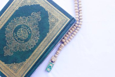 Kuran ve Kuran, müslümanlar için bir ibadettir. Beyaz bir arkaplanda
