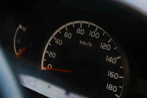 Bir arabanın minimalist hız göstergesi