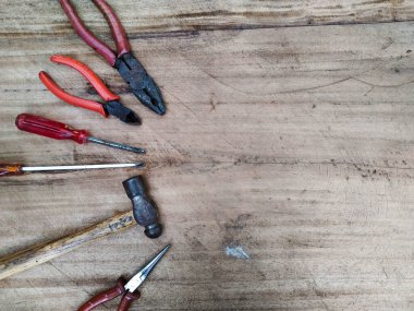 Tahtada birkaç marangozluk aleti var.