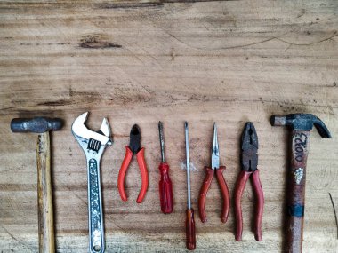 Tahtada birkaç marangozluk aleti var.