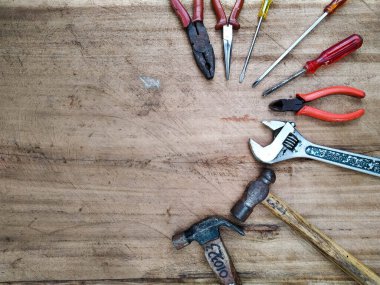 Tahtada birkaç marangozluk aleti var.