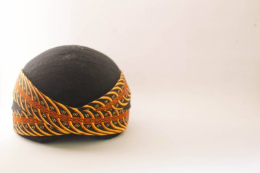 Beyaz arkaplanda bebek boyu Blangkon