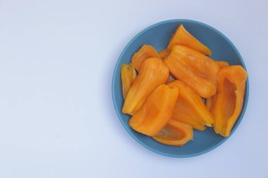 Beyaz arka planda meyvelerin taze görüntüsü