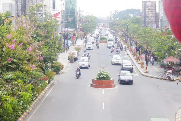 Madiun, Endonezya, 24 Nisan 2023. Jalan Pahlawan Madiun şehrinde trafik sorunsuz görüldü.