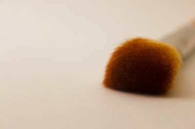 Beyaz arkaplanda yüz fırçası