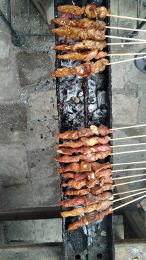 Kömürlü tavuk ızgara satay.