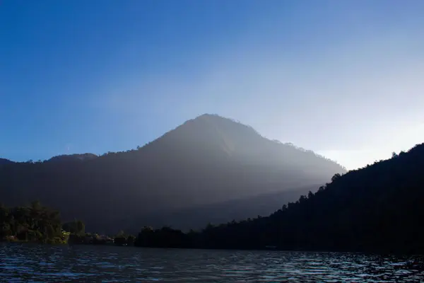 Sabahları göl manzarası ve dağlar.