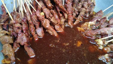 Baharatlı tavuk salamurası.