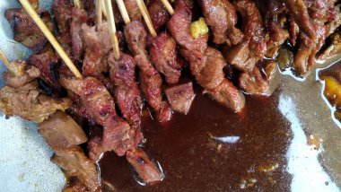 Baharatlı tavuk salamurası.