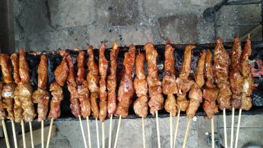 Kömürlü tavuk ızgara satay.