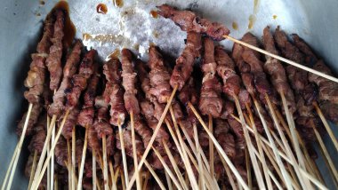 Baharatlı tavuk salamurası.