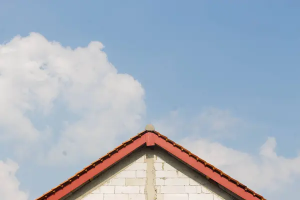 Evin ön tarafı üçgen şeklinde.