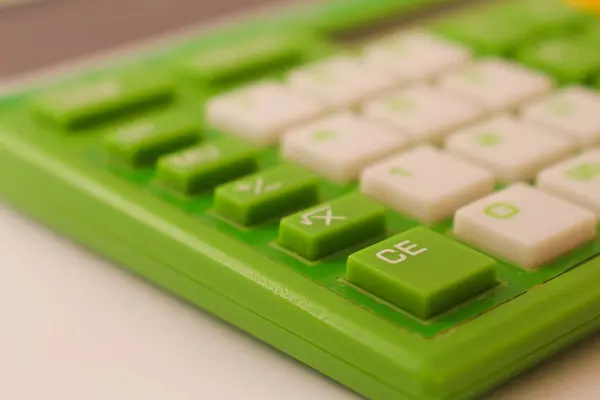 Beyaz arkaplanda hızlı hesaplama makinesi