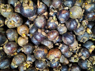 Mangosteen, doğal mor renkli bir meyve.