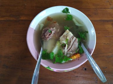 Tahta masada biftek çorbası menüsü.