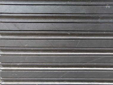 Galvalum üzerinde çizgili bir desenin görünümü