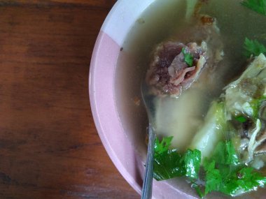 Tahta masada biftek çorbası menüsü.