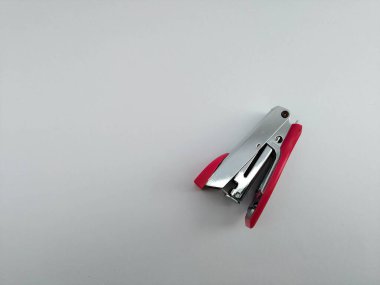 Beyaz arkaplanda pembe zımbalar