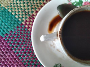 Bir fincan koyu kahve.