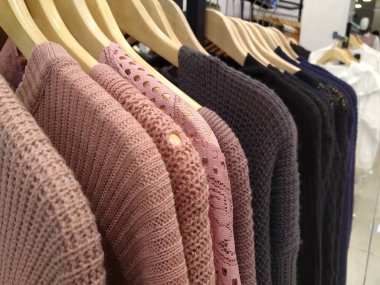 Pencerede gösterilen sıra sıra giysiler