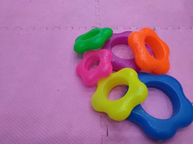 Pembe arka planda çocuk oyuncakları