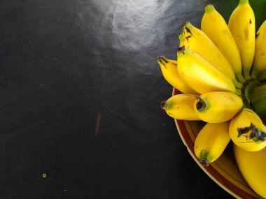 Siyah arkaplanda muz görüntüsü