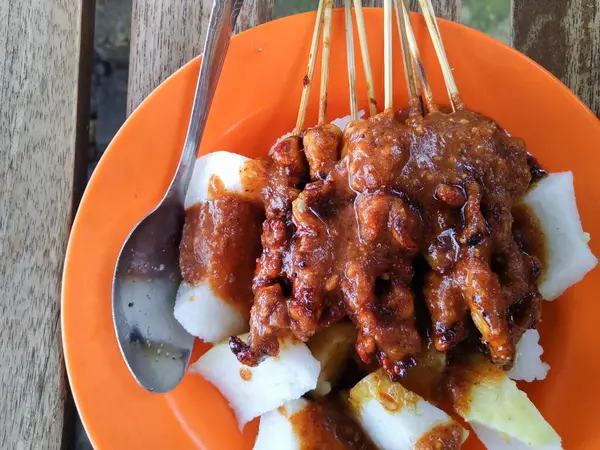 Lontong eklenmiş tavuk satay menüsü