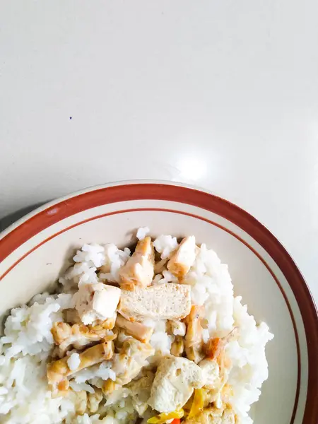 Beyaz arka planda soya peynirli pirinç menüsü.